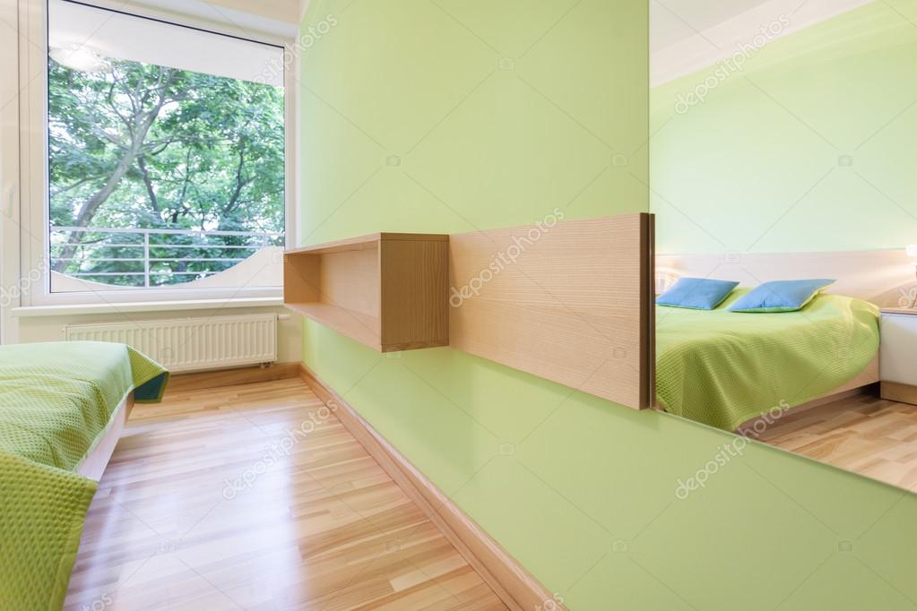 dormitorio verde brillante — Foto de stock © photographee.eu #52363927