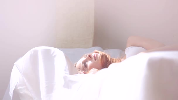Женщина просыпается в солнечное утро — стоковое видео