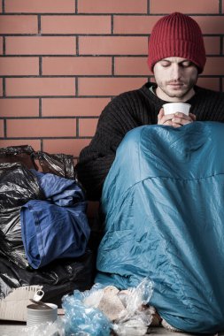 üzgün bir adam sokakta yaşayan