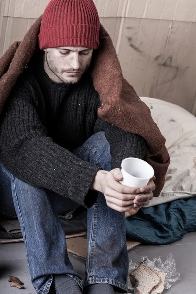 Cold and homeless man begs for money — Stock Photo, Image