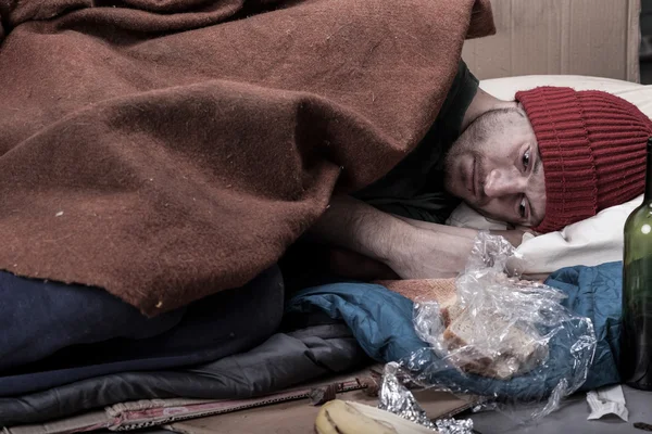 Homeless homme se trouve sur le carton — Photo