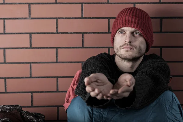 Молодой бездомный просит — стоковое фото