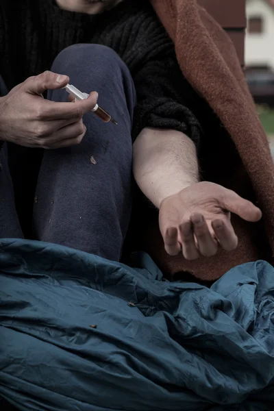 A homeless man takes drugs — Stock Photo, Image