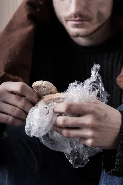 Homem sem-teto comendo sanduíche — Fotografia de Stock