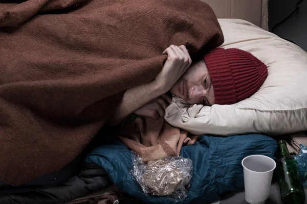 Hombre durmiendo en la calle —  Fotos de Stock