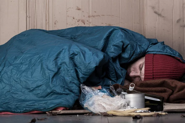 Man sleeping next to the trash — Stock Photo, Image