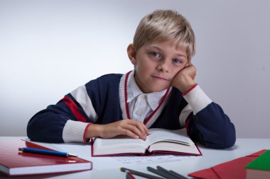 Genç bir öğrenci kitap okuyor.