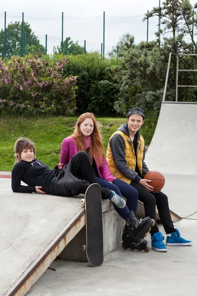 Adolescentes en un parque de skate — Foto de Stock