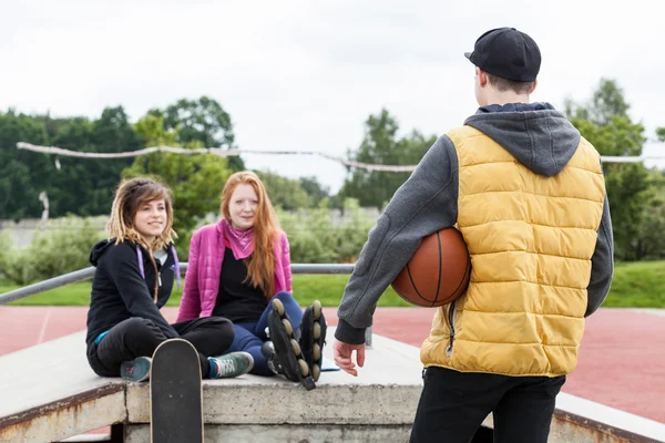 Přátelé na skate park — Stock fotografie