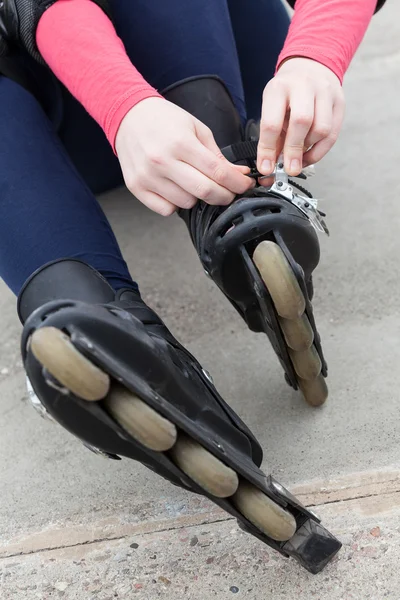 Fille portant ses patins à roulettes — Photo