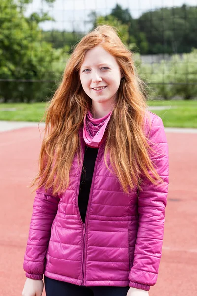 Rousse adolescente en rose — Photo