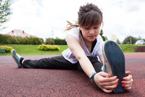 Teenager stretching in a park — Stock Photo, Image
