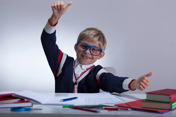 Joven alumno mostrando gesto bien — Foto de Stock