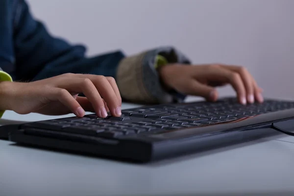 Close-up van jongen spelen op computer — Stockfoto