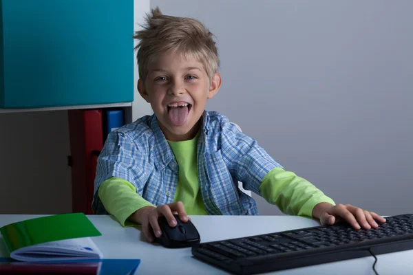 Sonriente chico jugando a la computadora — Foto de Stock