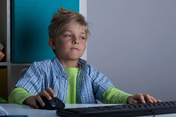 Niño usando la computadora en la noche — Foto de Stock