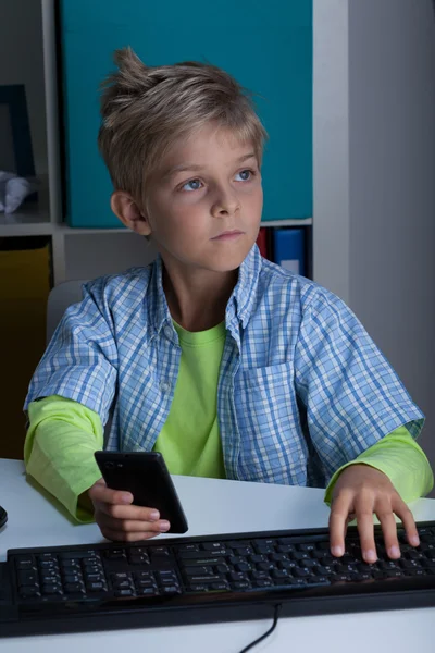 Niño con teléfono y computadora —  Fotos de Stock