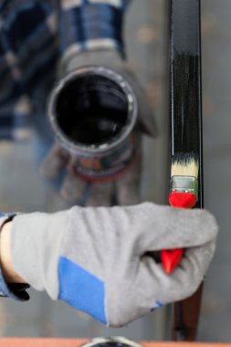 Adamın elini kapı boyalı