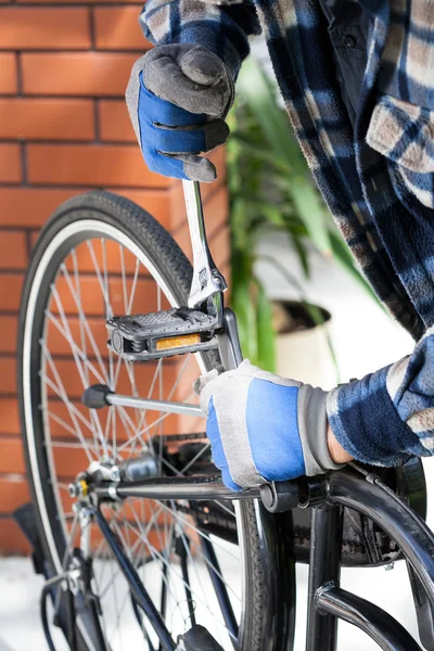 Reparación de una bicicleta de mano修理自行车的人的手 — 图库照片