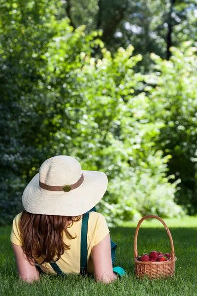 Jardinero descansando después de recoger fresas — Foto de Stock