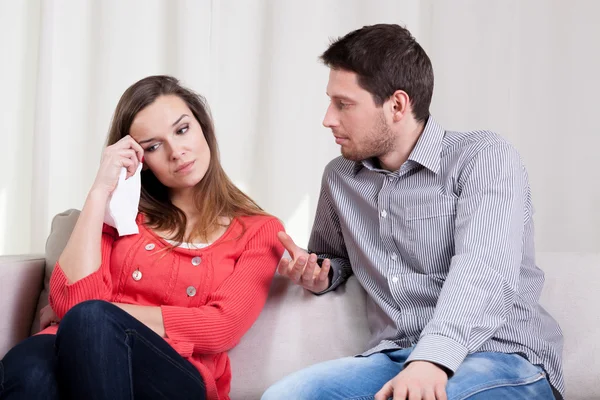 Wife crying by her husband — Stock Photo, Image