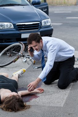 adam yaralı kadın ambulans arıyor