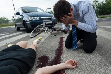 sürücü ve yol kaza yerinde yaralı kadın