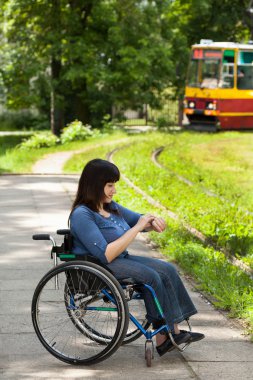 Tekerlekli tramvay için bekleyen kız