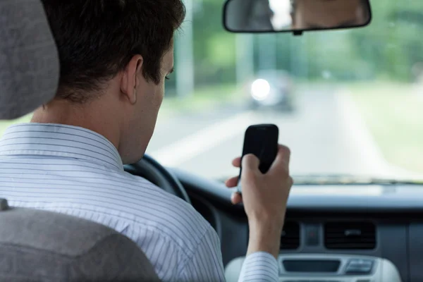 Fahrer benutzt Handy — Stockfoto