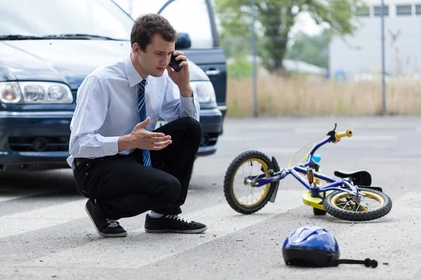 Man die voor hulp na auto-ongeluk — Stockfoto