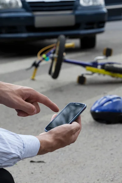 Appeler une ambulance après un accident de la route — Photo