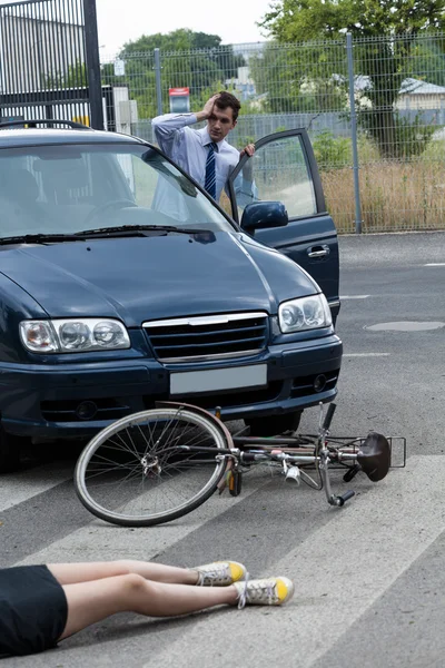 Föraren slår en kvinnlig cyklist — Stockfoto