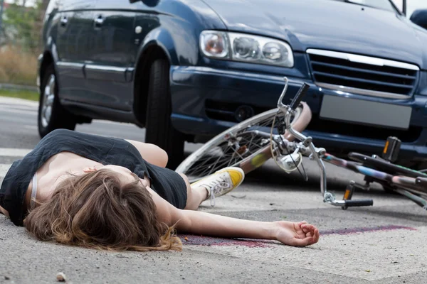 Omedvetna cyklist efter trafikolycka — Stockfoto