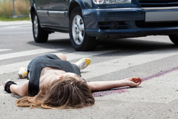 Mulher morta deitada em uma rua — Fotografia de Stock