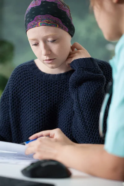 Mulher com câncer durante consulta médica — Fotografia de Stock