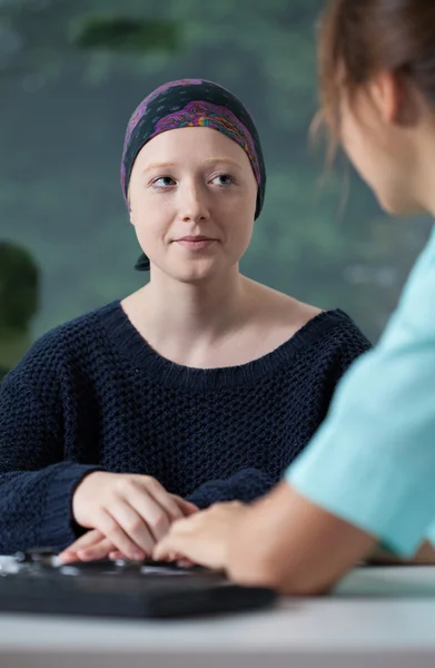 Νεαρή γυναίκα με καρκίνο του — Φωτογραφία Αρχείου