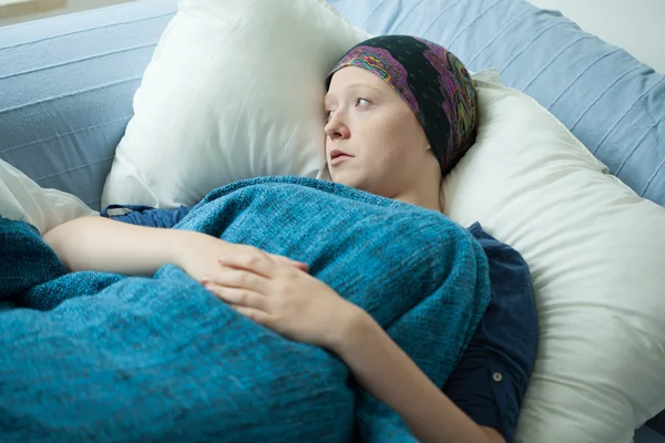 Mulher triste com câncer — Fotografia de Stock