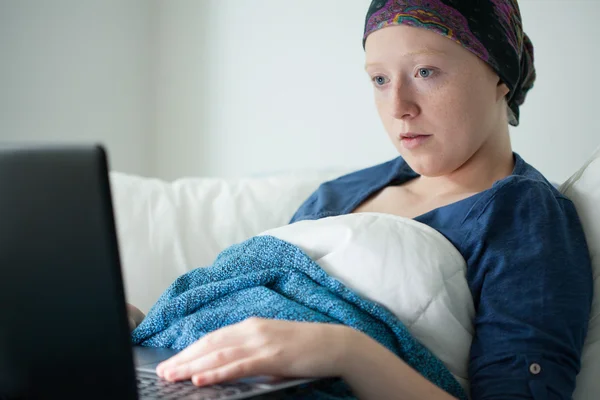 Using computer in bed — Stock Photo, Image