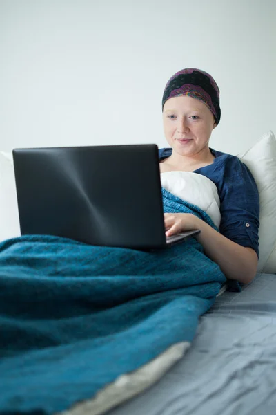 Mujer joven con tumor usando internet — Foto de Stock
