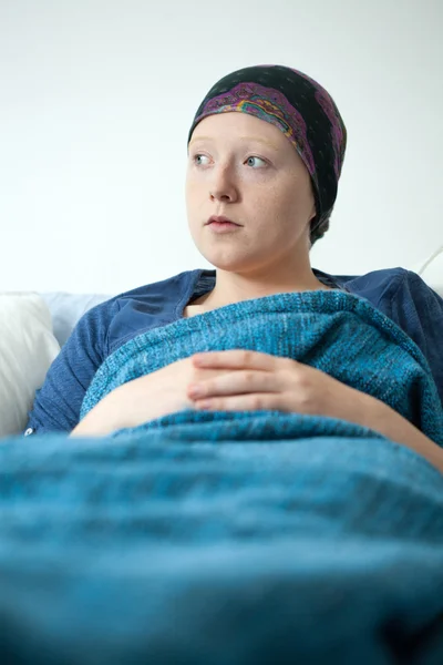 Mulher que sofre de tumor na cama — Fotografia de Stock