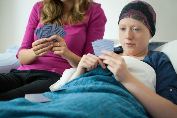 Playing cards with friend with cancer — Stock Photo, Image