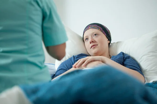 Médecin et patient atteint de cancer — Photo