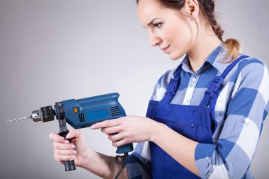 güzel bir kadın matkap ile çalışma