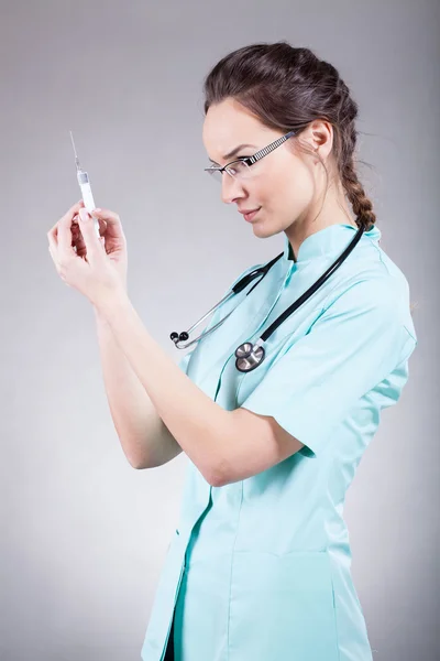 Ung sjuksköterska förbereda injektionen — Stockfoto