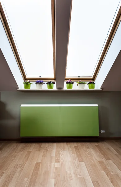 Grüner Heizkörper auf dem Dachboden — Stockfoto