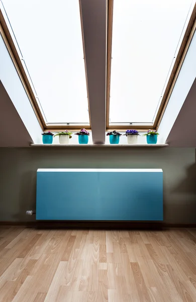 Moderner Heizkörper im Dachgeschoss — Stockfoto