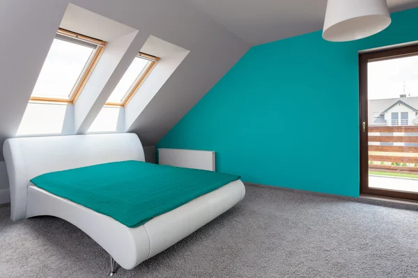 Camera da letto moderna in bianco e blu — Foto Stock