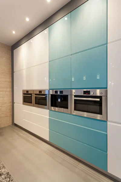 Moderne keuken van blauw en wit — Stockfoto