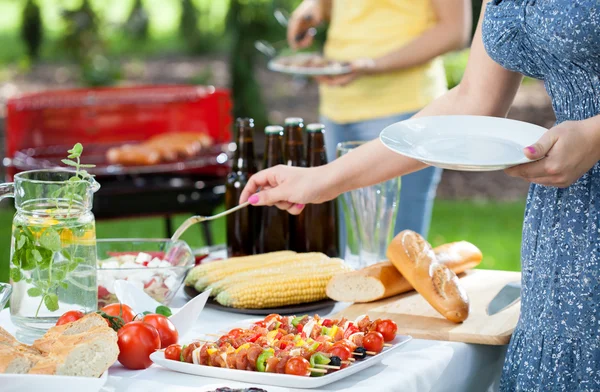 Friends during garden party — Stock Photo, Image