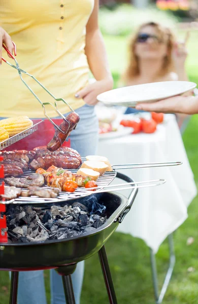 På tide å grille i hagen. – stockfoto